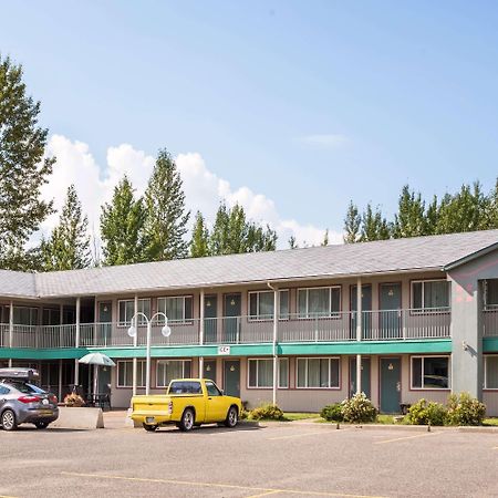 Super 8 By Wyndham Quesnel Bc Hotel Exterior foto